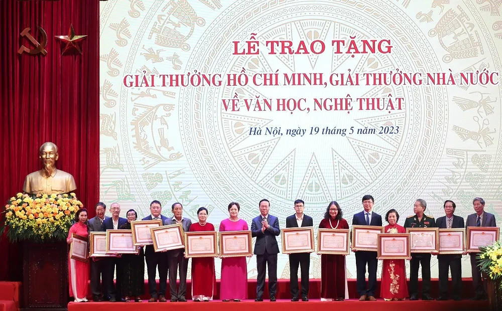 Các tác giả, thân nhân tác giả nhận giải thưởng Hồ Chí Minh về văn học nghệ thuật. Ảnh: TRẦN HUẤN. Các tác giả, thân nhân tác giả nhận giải thưởng Hồ Chí Minh về văn học nghệ thuật. Ảnh: TRẦN HUẤN.