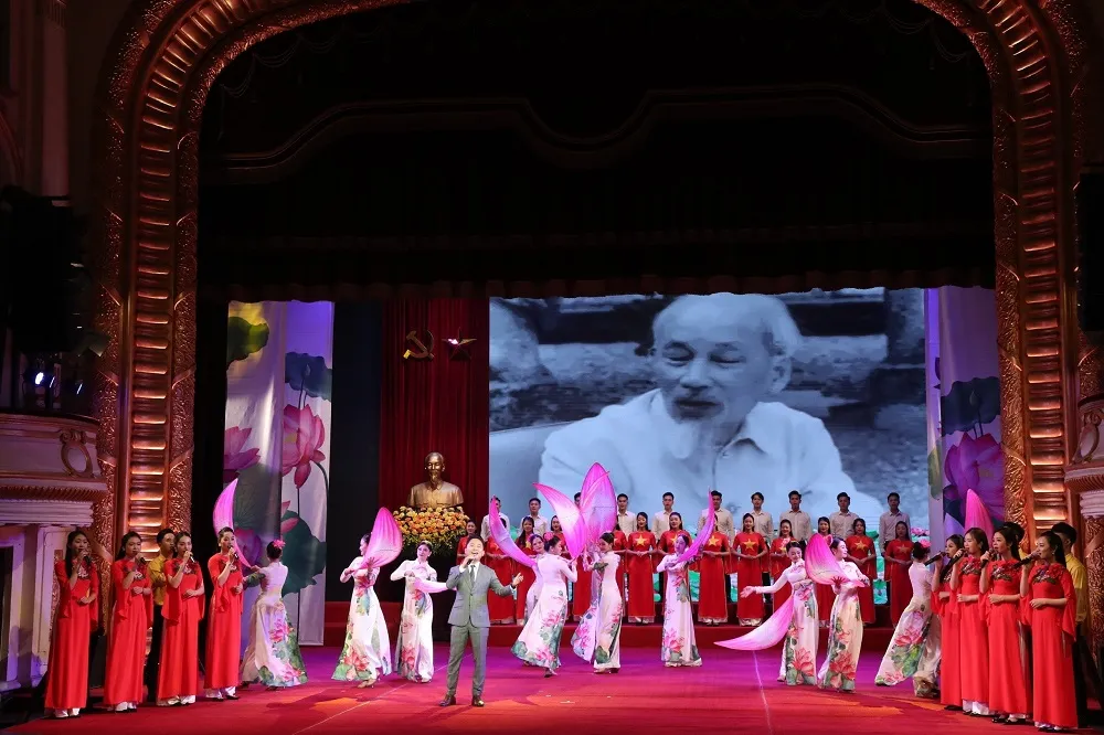 Lễ trao tặng được tổ chức đúng dịp kỷ niệm 133 năm Ngày sinh của Chủ tịch Hồ Chí Minh vĩ đại, anh hùng giải phóng dân tộc, danh nhân văn hóa thế giới. Ảnh: TRẦN HUẤN. Lễ trao tặng được tổ chức đúng dịp kỷ niệm 133 năm Ngày sinh của Chủ tịch Hồ Chí Minh vĩ đại, anh hùng giải phóng dân tộc, danh nhân văn hóa thế giới. Ảnh: TRẦN HUẤN.