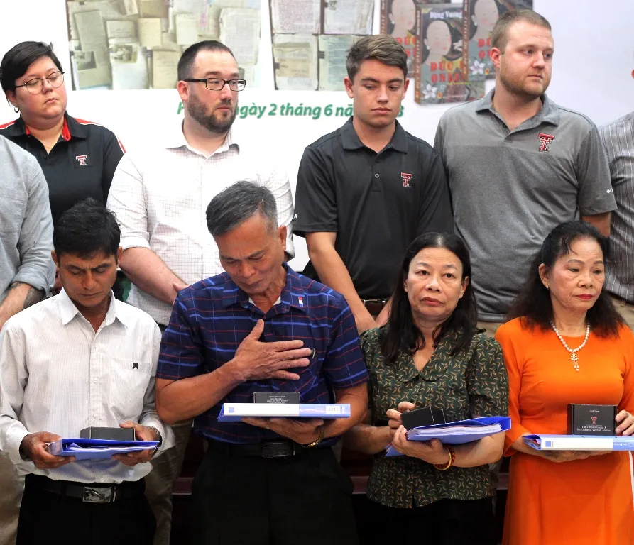 Ông Phan Đình Đều (em ruột của liệt sĩ Phan Đình Điều) bày tỏ xúc động khi tiếp nhận lại kỷ vật. Ảnh VT. Ông Phan Đình Đều (em ruột của liệt sĩ Phan Đình Điều) bày tỏ xúc động khi tiếp nhận lại kỷ vật. Ảnh VT.