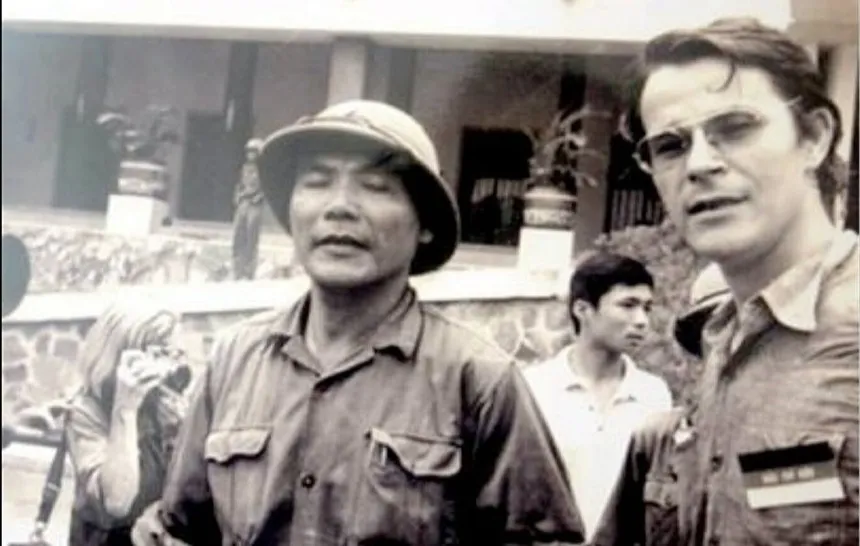 Đại tá Bùi Văn Tùng và nhà báo Borries Gallasch (Đức) tại sân dinh Độc Lập trưa 30-4-1975. Ảnh tư liệu.