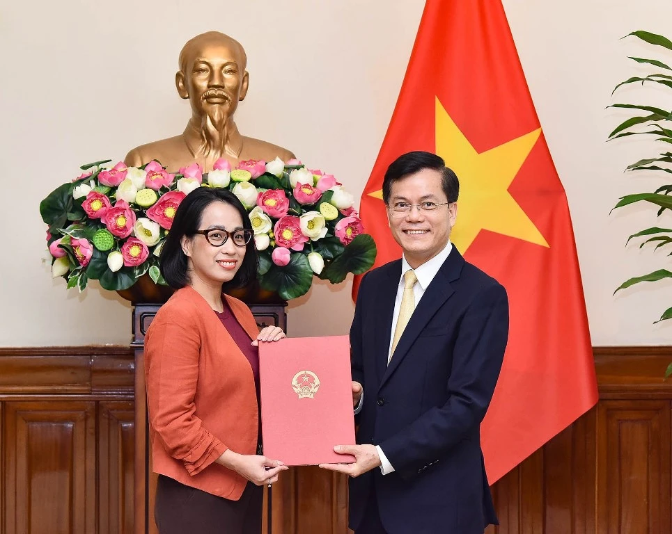 Bà Phạm Thu Hằng nhận quyết định. Ảnh: TG&amp;VN.