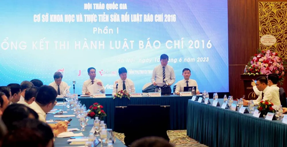 Hội thảo có sự tham gia của gần 80 chuyên gia, các nhà báo, các luật sư, các nhà nghiên cứu trong lĩnh vực báo chí và luật học. Hội thảo có sự tham gia của gần 80 chuyên gia, các nhà báo, các luật sư, các nhà nghiên cứu trong lĩnh vực báo chí và luật học.