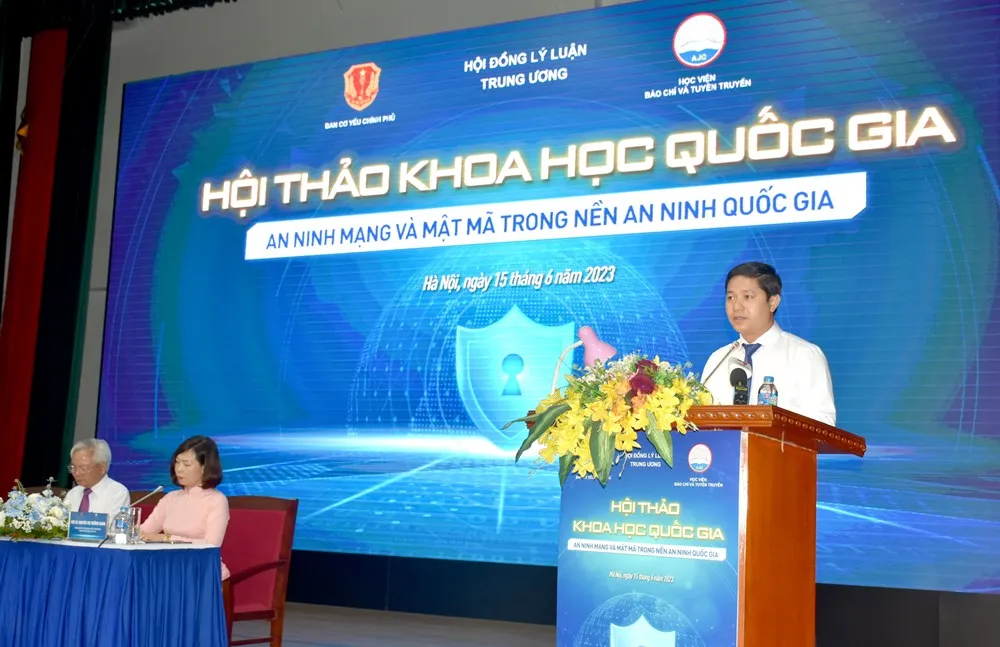 Đại tá Nguyễn Hữu Hùng, Phó Trưởng ban Ban Cơ yếu Chính phủ phát biểu tại hội thảo. Đại tá Nguyễn Hữu Hùng, Phó Trưởng ban Ban Cơ yếu Chính phủ phát biểu tại hội thảo.