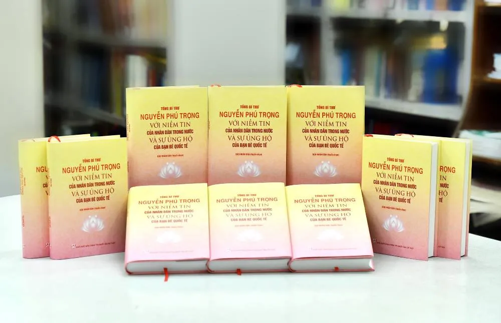 Sách gồm 600 trang được chia làm ba phần. Ảnh: ND.