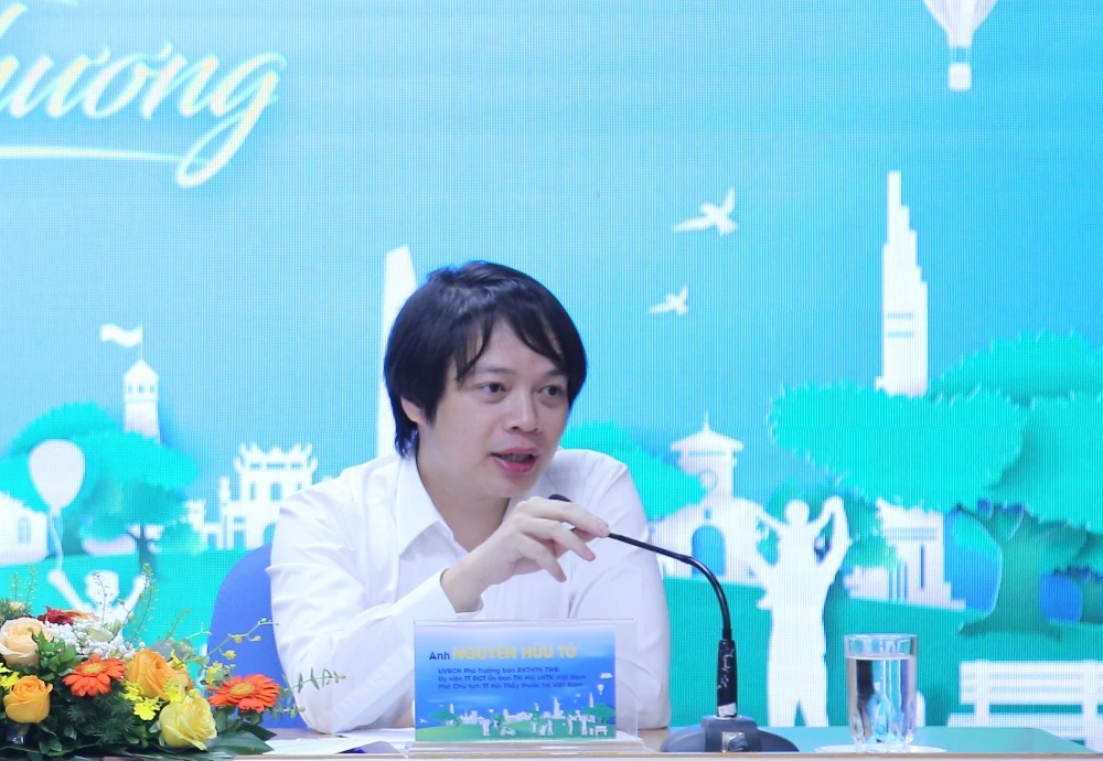 Anh Nguyễn Hữu Tú, đại diện BTC trả lời câu hỏi của báo chí. Ảnh: HOÀNG LONG.