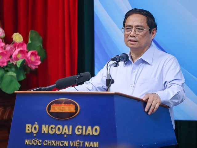 Thủ tướng đánh giá cao việc thực hiện tốt ngoại giao vaccine đã góp phần giúp nước ta kiểm soát được dịch bệnh. Ảnh: VGP