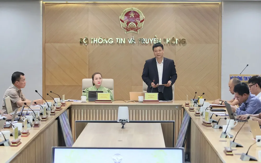 Đại diện Bộ TT&amp;TT thông tin một số nội dung tại cuộc họp báo.