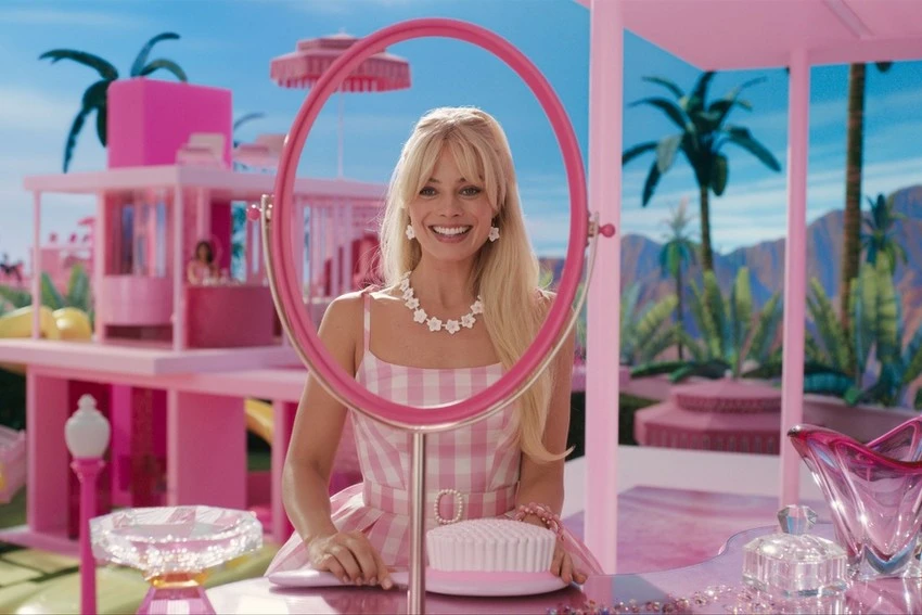 Tác phẩm được đầu tư kinh phí 100 triệu USD, kể câu chuyện của nàng Barbie (Margot Robbie thủ vai). Ảnh: NSX.