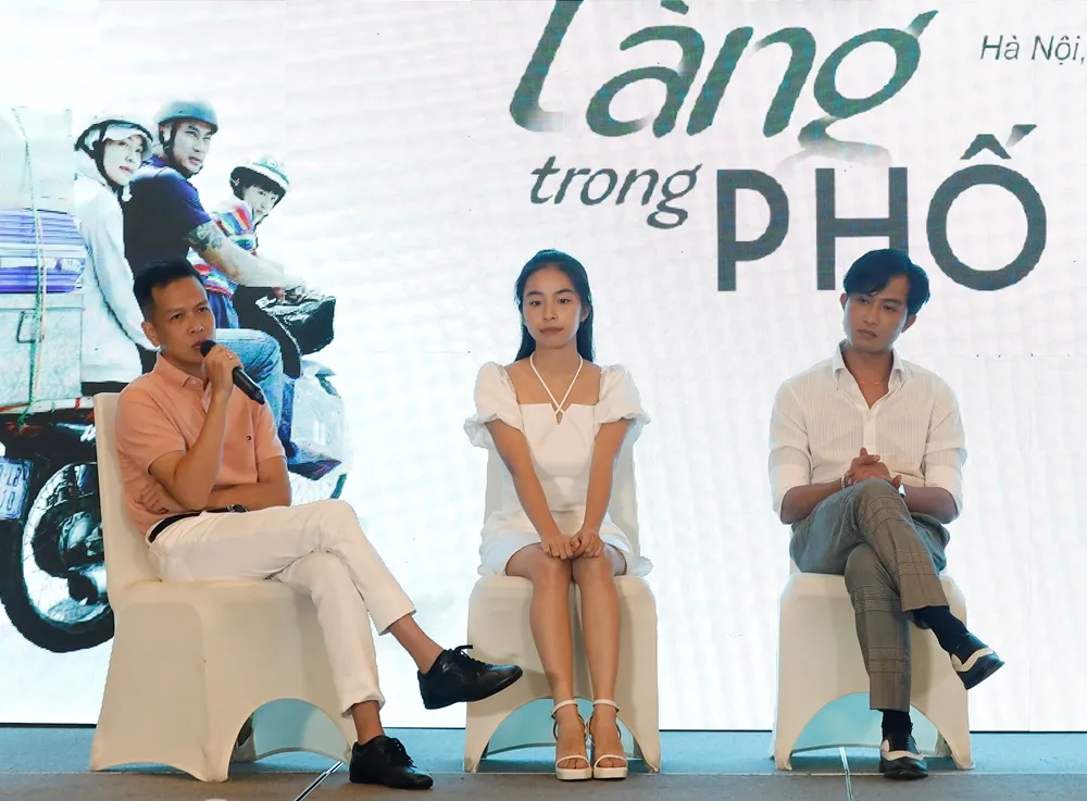 Đạo diễn Nguyễn Mai Hiền (trái) chia sẻ về những khó khăn trong quá trình làm phim.