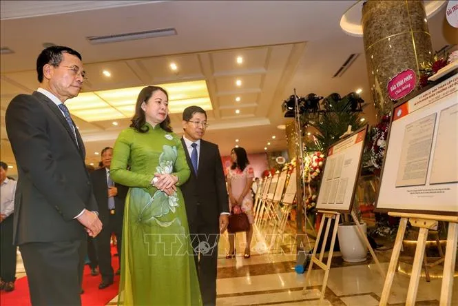 Phó Chủ tịch nước Võ Thị Ánh Xuân và các đại biểu tham quan gian trưng bày. Ảnh: TTXVN. Phó Chủ tịch nước Võ Thị Ánh Xuân và các đại biểu tham quan gian trưng bày. Ảnh: TTXVN.