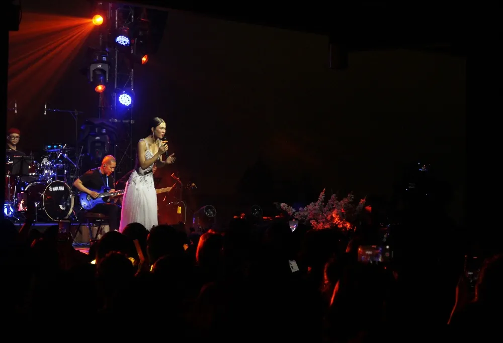 Ca sĩ Hà Nhi dành khá nhiều thời gian để giao lưu với khán giả. Ảnh: VIẾT THỊNH. Ca sĩ Hà Nhi dành khá nhiều thời gian để giao lưu với khán giả. Ảnh: VIẾT THỊNH.