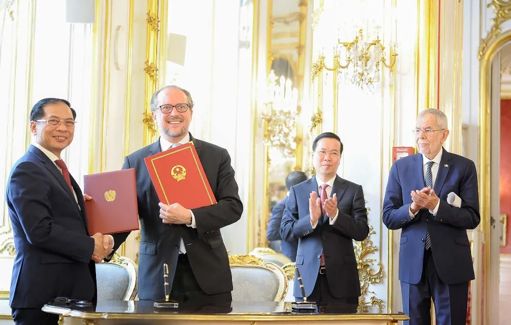 Sau hội đàm, Chủ tịch nước Võ Văn Thưởng và Tổng thống Áo đã chứng kiến Lễ ký Bản ghi nhớ giữa Bộ Ngoại giao Việt Nam và Bộ Ngoại giao Áo. Ảnh: TG&VN. Sau hội đàm, Chủ tịch nước Võ Văn Thưởng và Tổng thống Áo đã chứng kiến Lễ ký Bản ghi nhớ giữa Bộ Ngoại giao Việt Nam và Bộ Ngoại giao Áo. Ảnh: TG&VN.