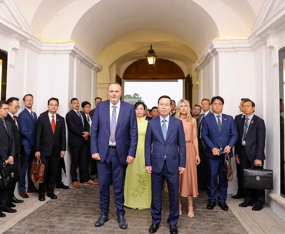 Thủ hiến Doskozil bày tỏ vinh dự được đón Chủ tịch nước Võ Văn Thưởng, Phu nhân và Đoàn đại biểu cấp cao Việt Nam. Ảnh: TG&VN. Thủ hiến Doskozil bày tỏ vinh dự được đón Chủ tịch nước Võ Văn Thưởng, Phu nhân và Đoàn đại biểu cấp cao Việt Nam. Ảnh: TG&VN.