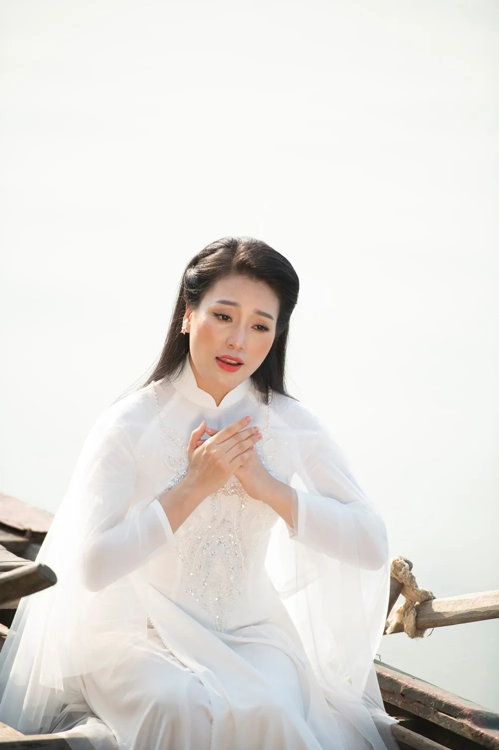 Ca sĩ Huyền Trang thể hiện ca khúc trong MV. Ca sĩ Huyền Trang thể hiện ca khúc trong MV.