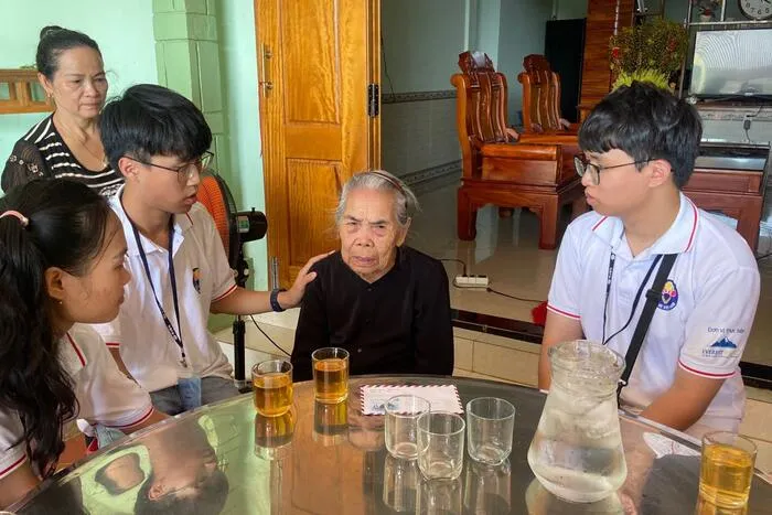 Các thanh niên, sinh viên kiều bào đã đến thăm và tặng quà cho Mẹ Việt Nam anh hùng. Ảnh: NVNONN. Các thanh niên, sinh viên kiều bào đã đến thăm và tặng quà cho Mẹ Việt Nam anh hùng. Ảnh: NVNONN.