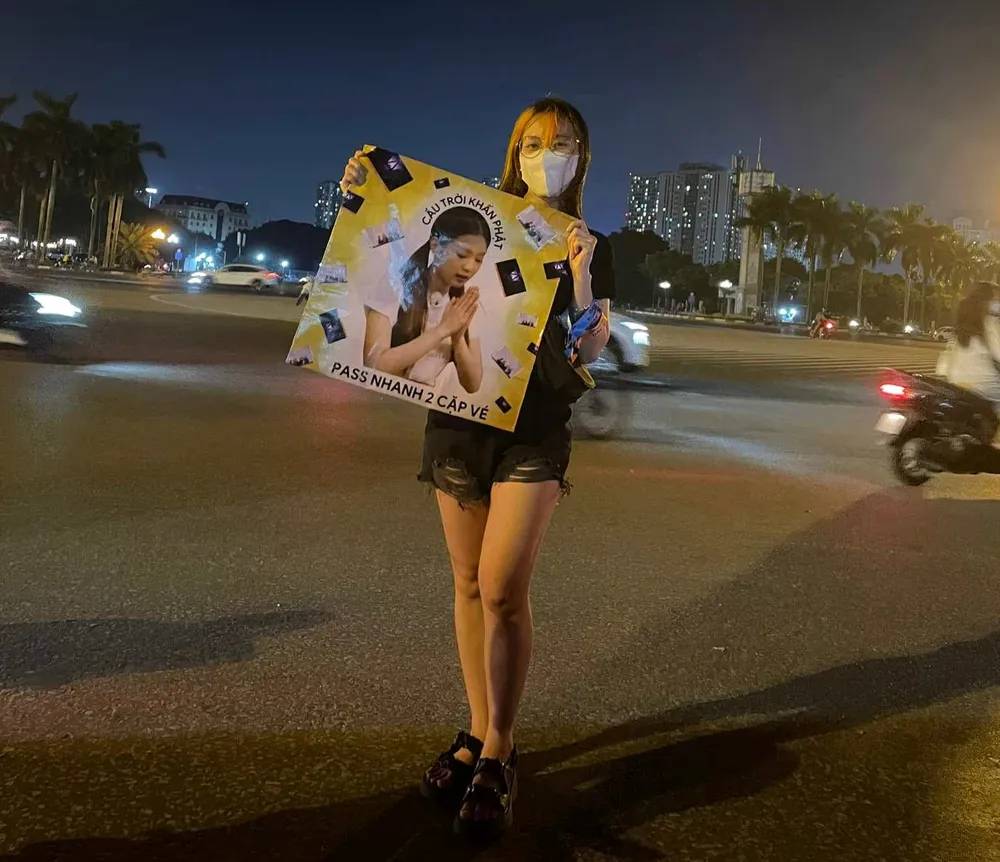 Nhiều bạn trẻ trưng biển 'pass' lại vé ngay Sân vận động Mỹ Đình. Ảnh: MXH. Nhiều bạn trẻ trưng biển 'pass' lại vé ngay Sân vận động Mỹ Đình. Ảnh: MXH.