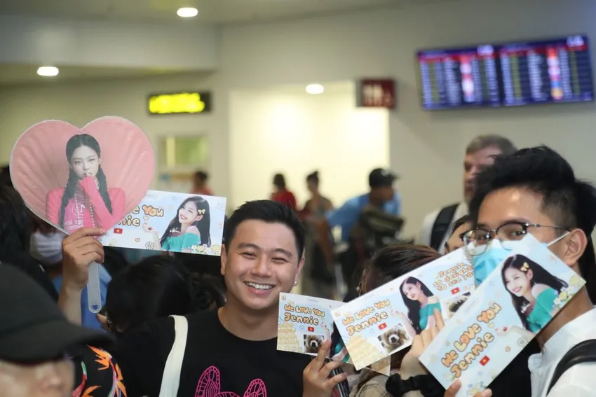 Người hâm mộ thiết kế các áp phích in hình thần tượng cùng những lời nhắn gửi thể hiện tình cảm của mình. Ảnh: PHI HÙNG.