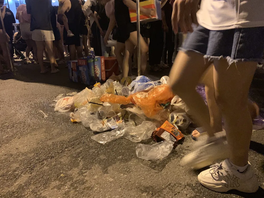 Rác chất đống nhiều nơi sau đêm diễn. Ảnh: TPO.