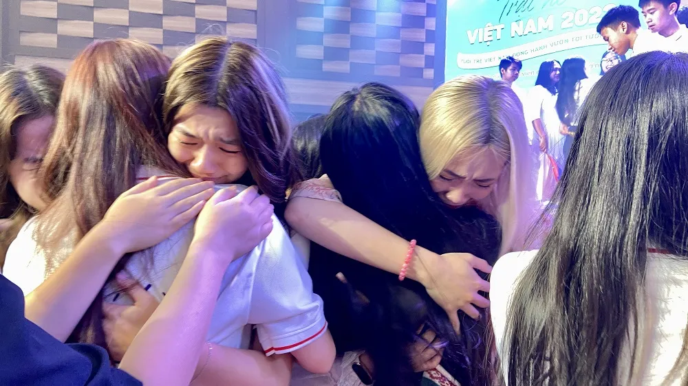 Giờ phút chia tay, các em ôm chầm lấy nhau và khóc. Giờ phút chia tay, các em ôm chầm lấy nhau và khóc.