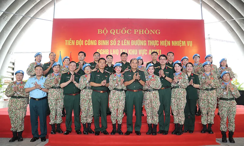 Thượng tướng Phùng Sĩ Tấn và các đại biểu chụp ảnh cùng chỉ huy Đội Công binh số 2 tại buổi lễ. Ảnh: MOD Thượng tướng Phùng Sĩ Tấn và các đại biểu chụp ảnh cùng chỉ huy Đội Công binh số 2 tại buổi lễ. Ảnh: MOD