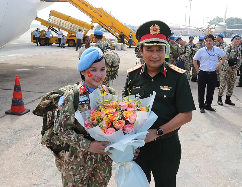 Thượng tướng Phùng Sĩ Tấn và các đại biểu chụp ảnh cùng chỉ huy Đội Công binh số 2 tại buổi lễ. Ảnh: MOD Thượng tướng Phùng Sĩ Tấn và các đại biểu chụp ảnh cùng chỉ huy Đội Công binh số 2 tại buổi lễ. Ảnh: MOD