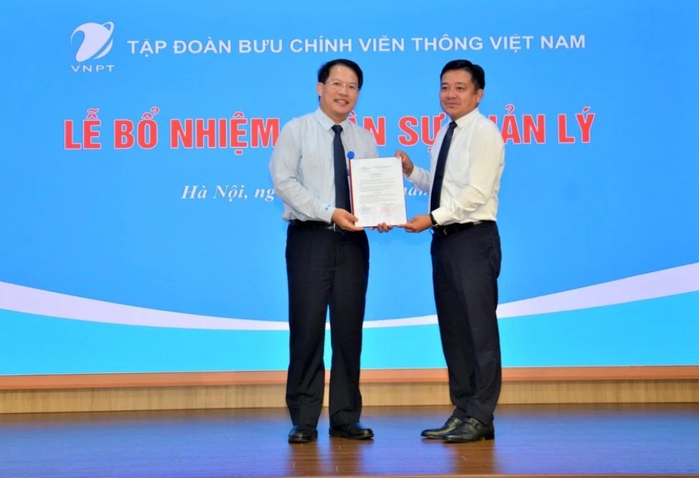 Ông Nguyễn Văn Tấn (trái) nhận quyết định Tổng giám đốc Tổng công ty VNPT VinaPhone. Ảnh: VNPT.