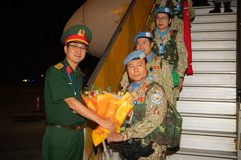 Đại tá Phạm Mạnh Thắng tặng hoa chúc mừng cán bộ, nhân viên ĐCB1. Ảnh: MOD