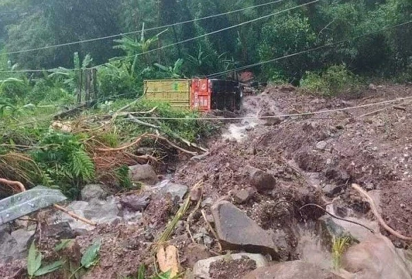 Mưa lớn làm sạt lở nhiều đoạn đường tại tỉnh Bolykhamxay, Trung Lào, ngày 4/8/2023. Ảnh: TTXVN.