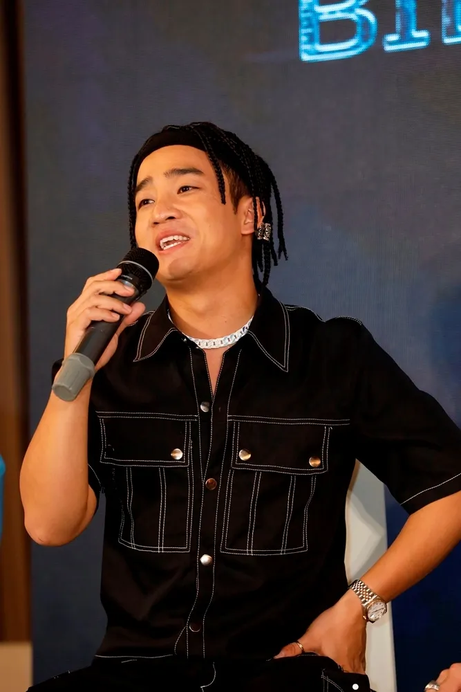 Diễn viên Đỗ Duy Nam với kiểu tóc độc lạ trong phim.