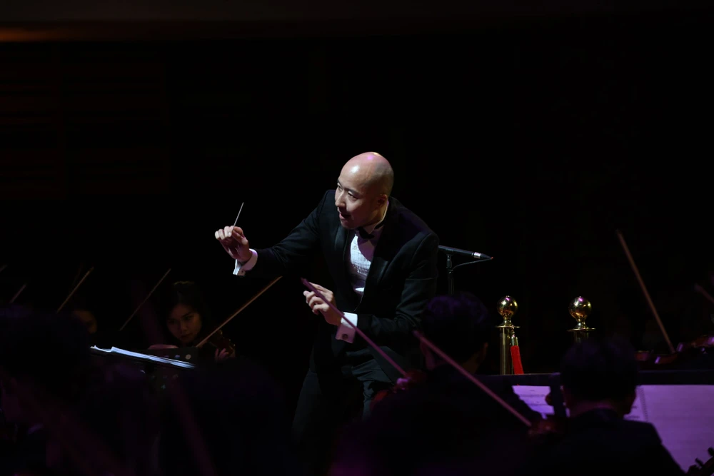 Giám đốc âm nhạc kiêm nhạc trưởng Dàn nhạc giao hưởng lễ hội Đồng Quang Vinh trong một chương trình nghệ thuật. Ảnh: NVCC.