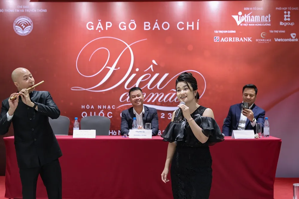 Ca sỹ Đào Tố Hoa và nhạc trưởng Đồng Quang Vinh ngẫu hứng biểu diễn tại buổi công bố chương trình năm 2023.