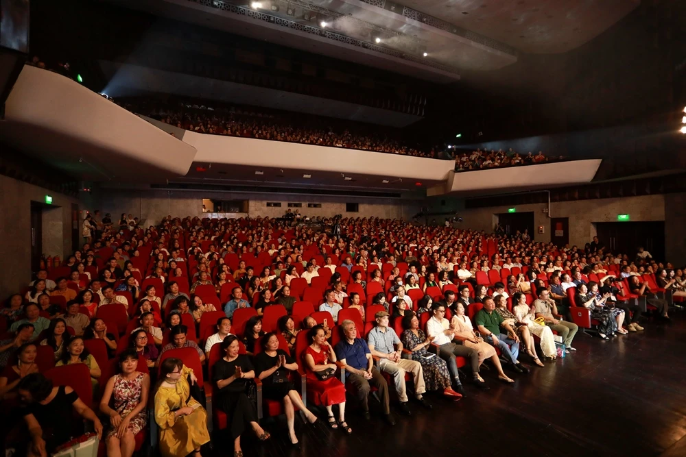 'Dù mưa lớn nhưng quý vị vẫn đến đúng giờ"- ca sĩ Đăng Dương xúc động nói. Ảnh: VŨ TOÀN.