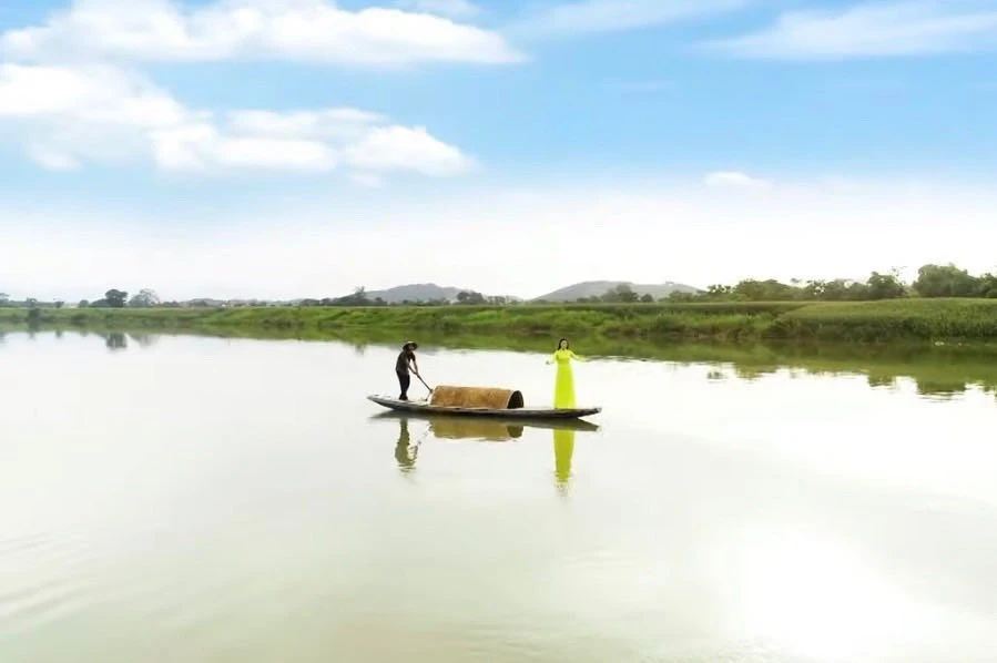 Hình ảnh trong MV cũng đẹp đẽ, nên thơ về một miền quê yên bình như lạc vào cổ tích với dòng sông - con đò.