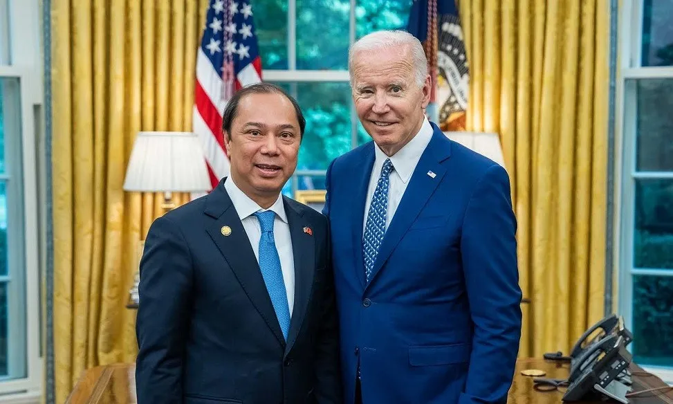 Đại sứ Nguyễn Quốc Dũng và Tổng thống Mỹ Joe Biden, tháng 6-2022. Ảnh: PA.