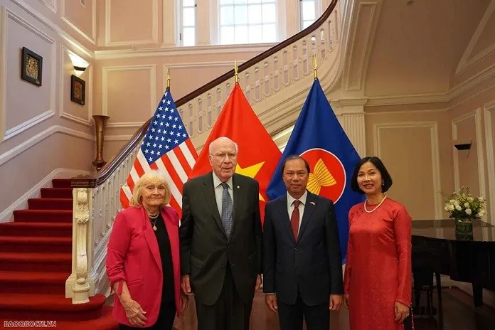 Thượng nghị sĩ Patrick Leahy, Chủ tịch thường trực Thượng viện và phu nhân chụp ảnh lưu niệm cùng Đại sứ Nguyễn Quốc Dũng và Phu nhân tháng 10-2022. Ảnh: PA.