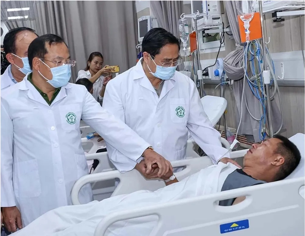 Thủ tướng thăm hỏi, động viên các nạn nhân đang điều trị tại BV Bạch Mai. Ảnh: VGP chay-chung-cumini-cau-nguyen.jpg