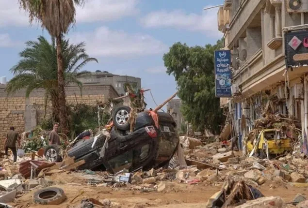 Đường phố TP Derna (miền đông Libya) tràn ngập những đống đổ nát vào hôm 12-9. Ảnh: AP dong-dat.jpg
