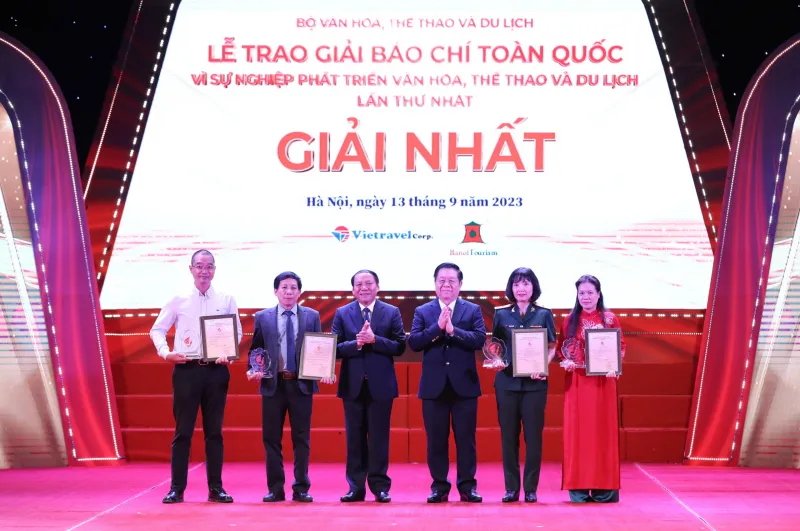 Trưởng ban Tuyên giáo Trung ương Nguyễn Trọng Nghĩa, Bộ trưởng Bộ VH-TT&DL Nguyễn Văn Hùng trao giải thưởng báo chí toàn quốc cho các tác giả, đại diện nhóm tác giả đạt giải Nhất. giai_Nhat_son-1694617574194.jpg