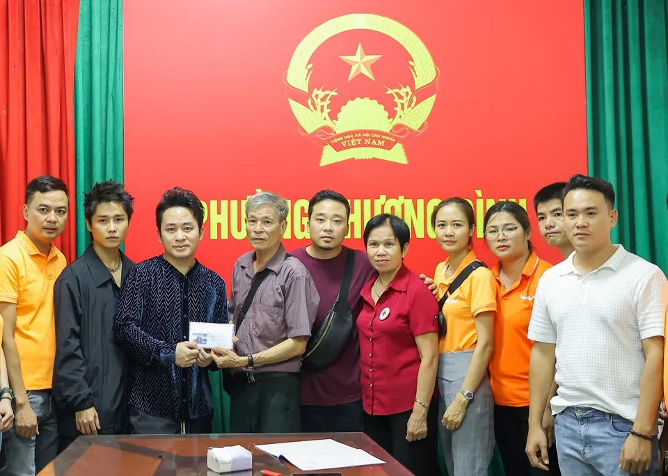 Ca sĩ Tùng Dương cùng nhạc sĩ Tăng Duy Tân trao tiền ủng hộ. tung-duong-10-1.jpg
