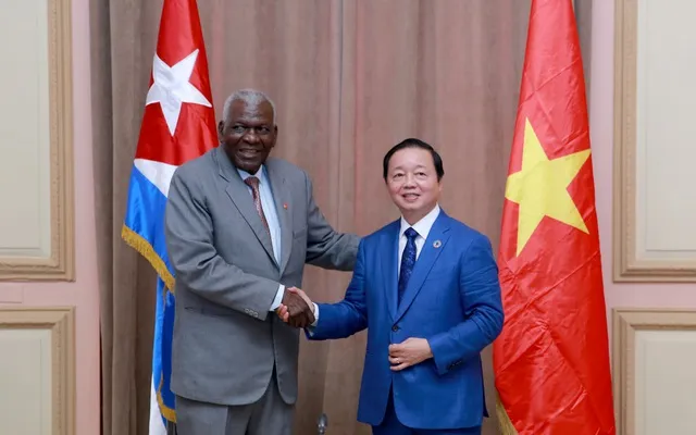 Chủ tịch Quốc hội Esteban Lazo chào mừng Phó Thủ tướng Trần Hồng Hà đến toà nhà Quốc hội Cuba - Ảnh: VGP qh1-1695075509087614694437.jpg