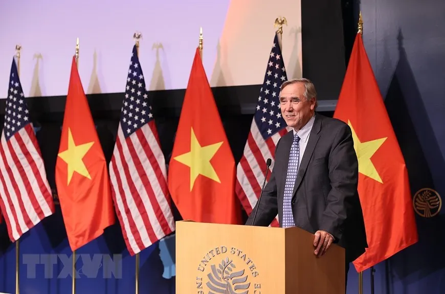 Thượng nghị sỹ Mỹ Jeff Merkley phát biểu tại buổi lễ. Ảnh: TTXVN. ttxvnvnhoa_ky5.jpg
