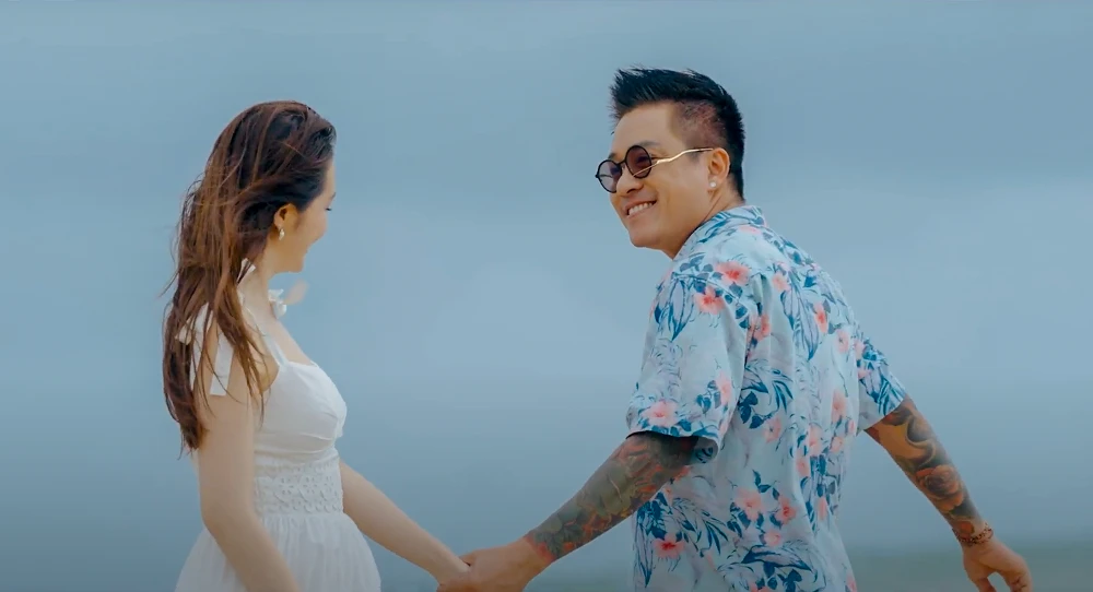 Ca sĩ Tuấn Hưng và vợ trong MV. Ảnh: NVCC. gap-doi-yeu-thuong.png