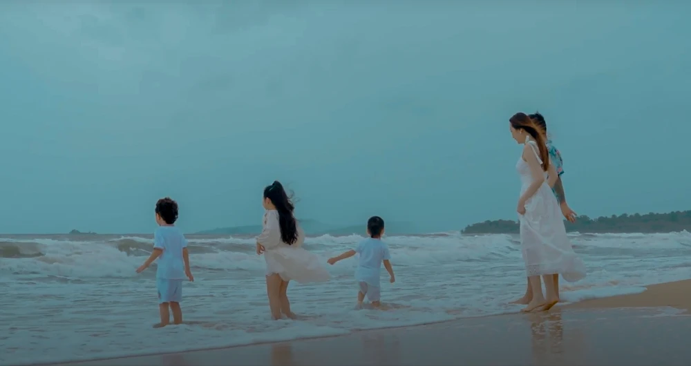 Nam ca sĩ đã mời bà xã và ba con xuất hiện trong MV. Ảnh: NVCC. gap-doi-yeu-thuong.2png.png