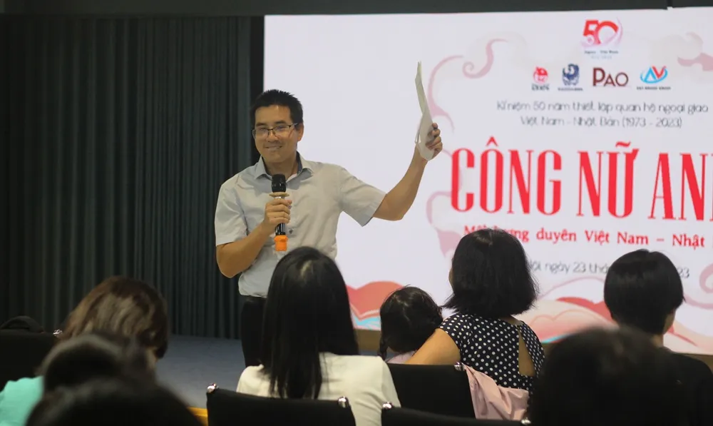 Các độc giả nhí cùng nhà nghiên cứu giáo dục Nguyễn Quốc Vương đọc cuốn sách 'Công nữ Anio'. Ảnh: VT. goc-doc-sach-cuoi-tuan.JPG