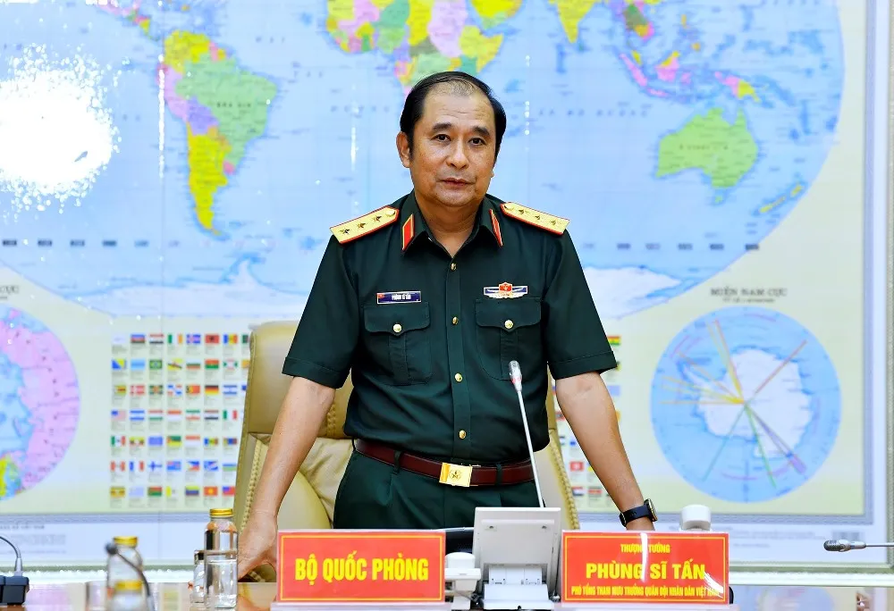 Thượng tướng Phùng Sĩ Tấn chủ trì buổi lễ trao Quyết định của Chủ tịch nước. Ảnh: TUẤN HUY. si-quan-lam-nhiem-vu.jpg
