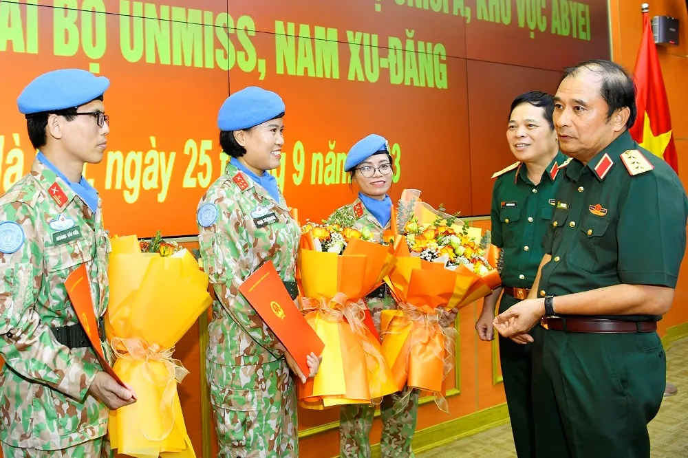 Thượng tướng Phùng Sĩ Tấn trò chuyện, dặn dò ba sĩ quan. Ảnh: TUẤN HUY. si-quan-lam-nhiem-vu.2jpg.jpg