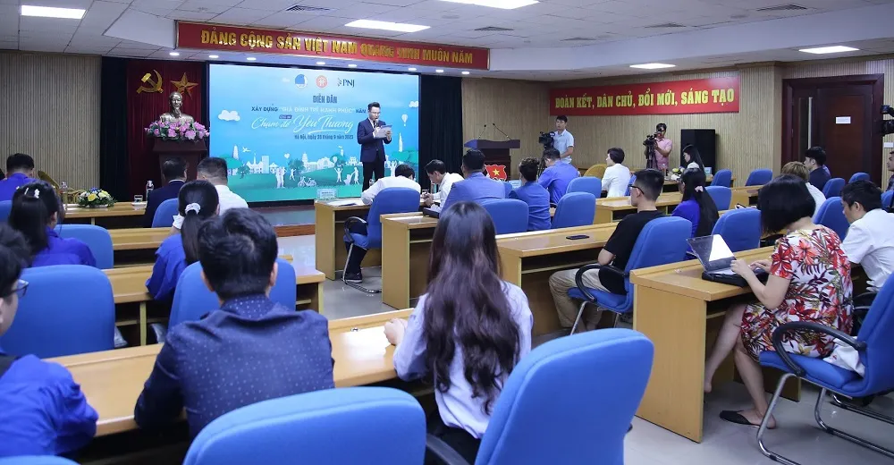 Diễn đàn xây dựng gia đình trẻ hạnh phúc chủ đề 'Chạm để yêu thương' nhằm cung cấp kỹ năng gìn giữ hạnh phúc gia đình. Ảnh: VT. dien-dan-tre.jpg