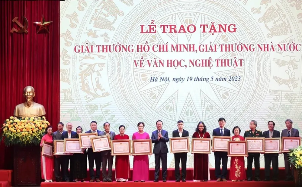 Các tác giả, thân nhân tác giả nhận giải thưởng Hồ Chí Minh về văn học nghệ thuật. Ảnh: TRẦN HUẤN. giai-thuong.jpg
