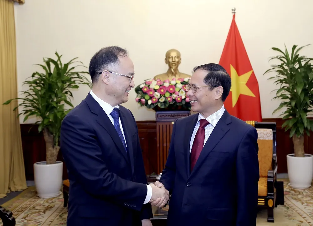 Bộ trưởng Bộ Ngoại giao Bùi Thanh Sơn và Trợ lý Bộ trưởng Ngoại giao Trung Quốc. viet-trung-bat-dong.jpg