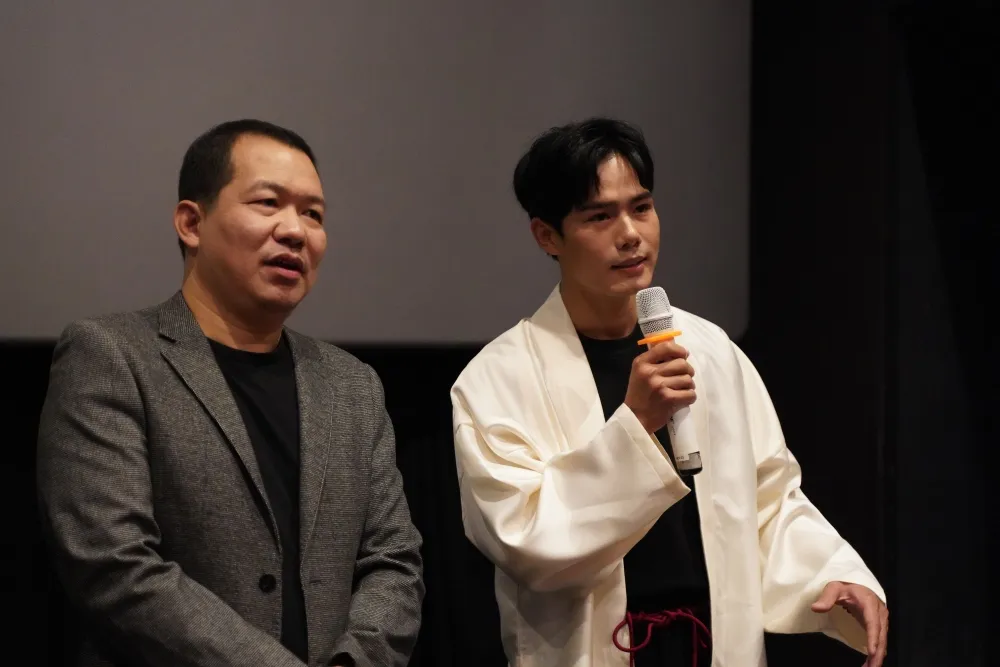 Đạo diễn Lương Đình Dũng (trái) và nam chính trong phim. 'Thành phố ngủ gật' - bộ phim ám ảnh bậc nhất điện ảnh Việt chính thức công chiếu